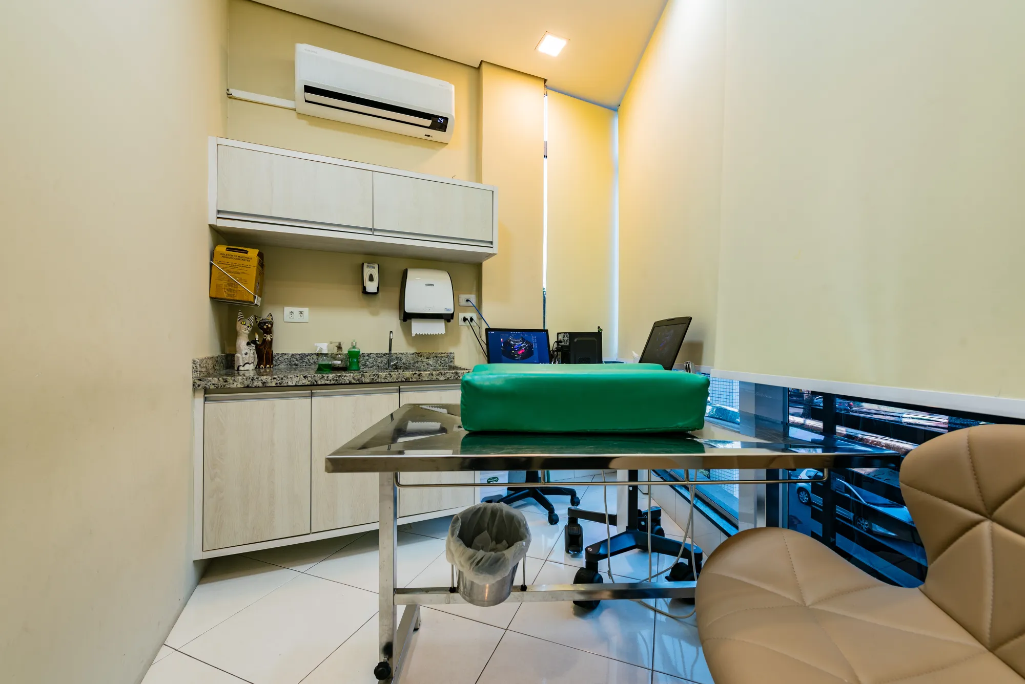 Sala de exame com mesa inox e equipamentos