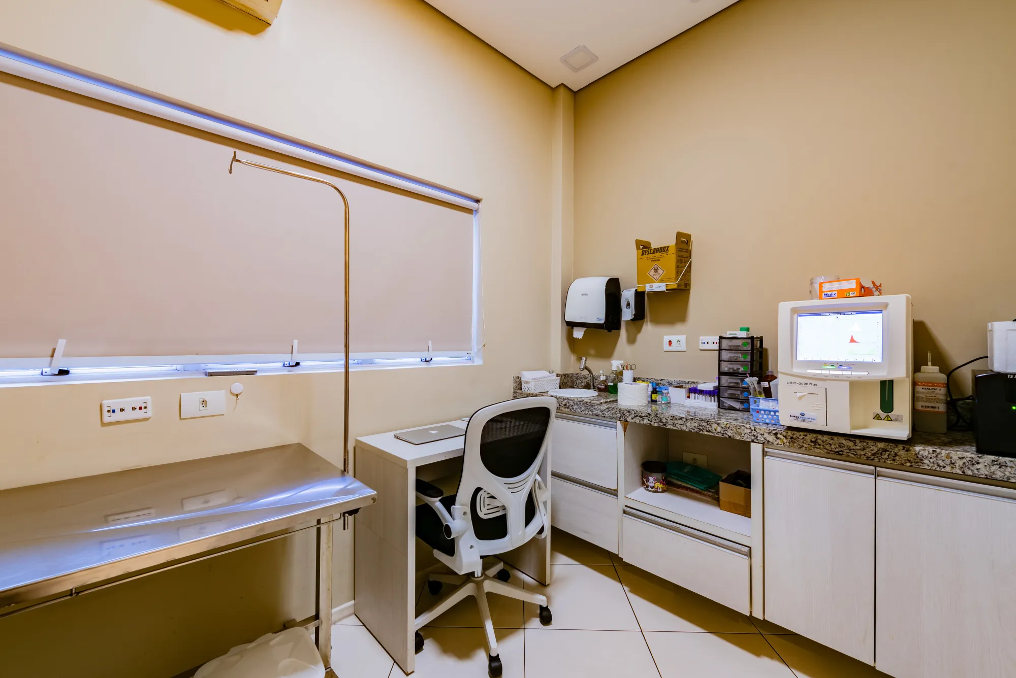 Sala de procedimentos com bancada e monitor
