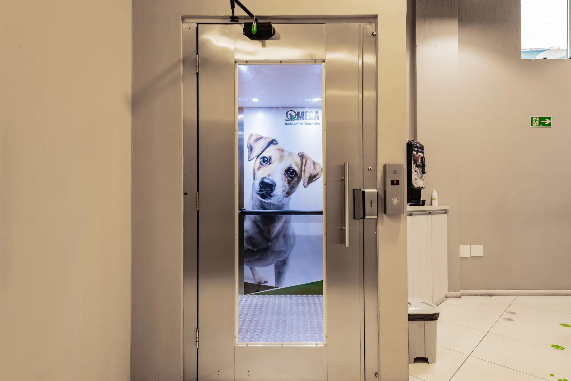 Entrada interna da clínica com porta automática