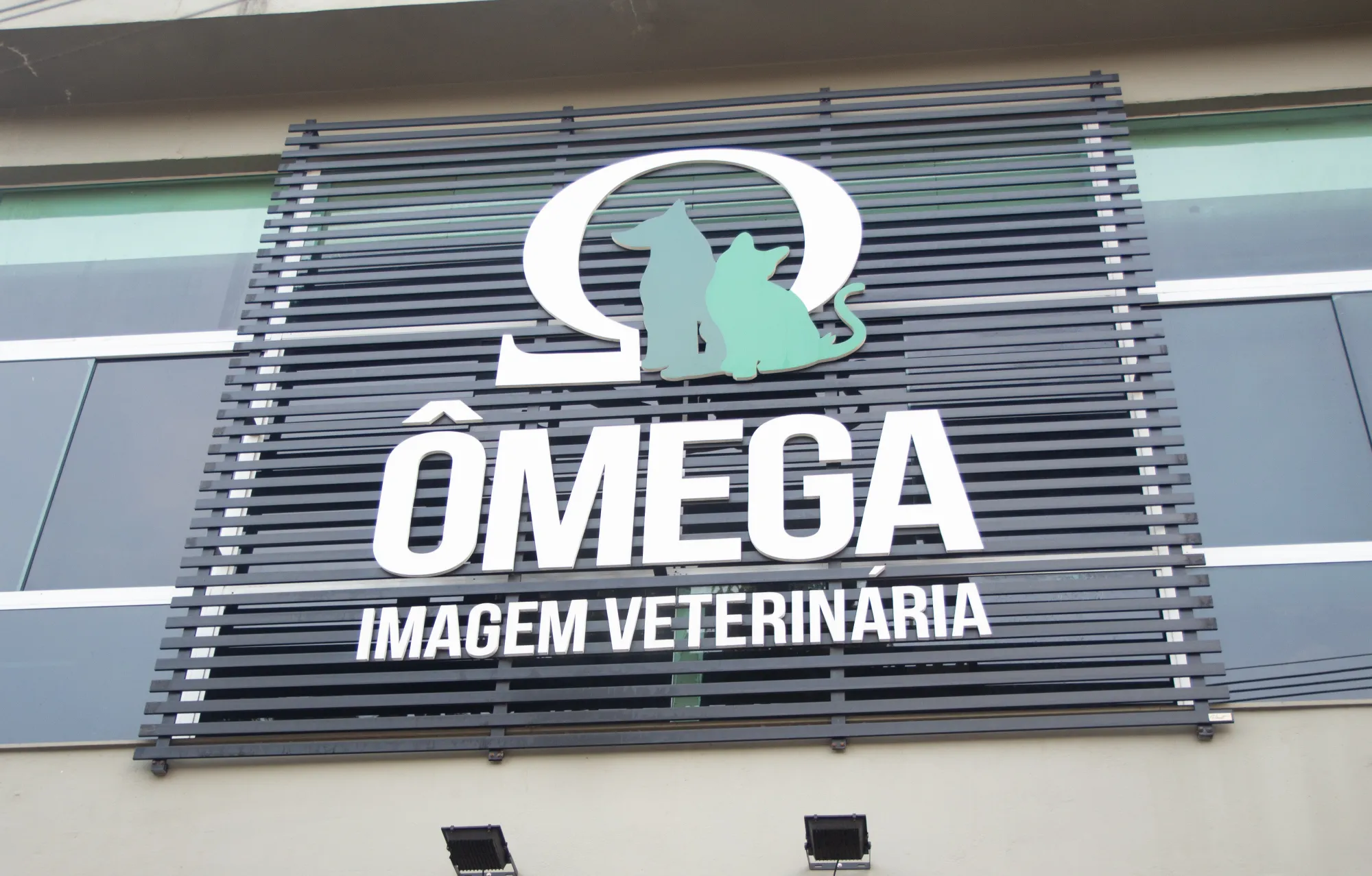 Fachada do Ômega Imagem Veterinária com o letreiro da clínica
