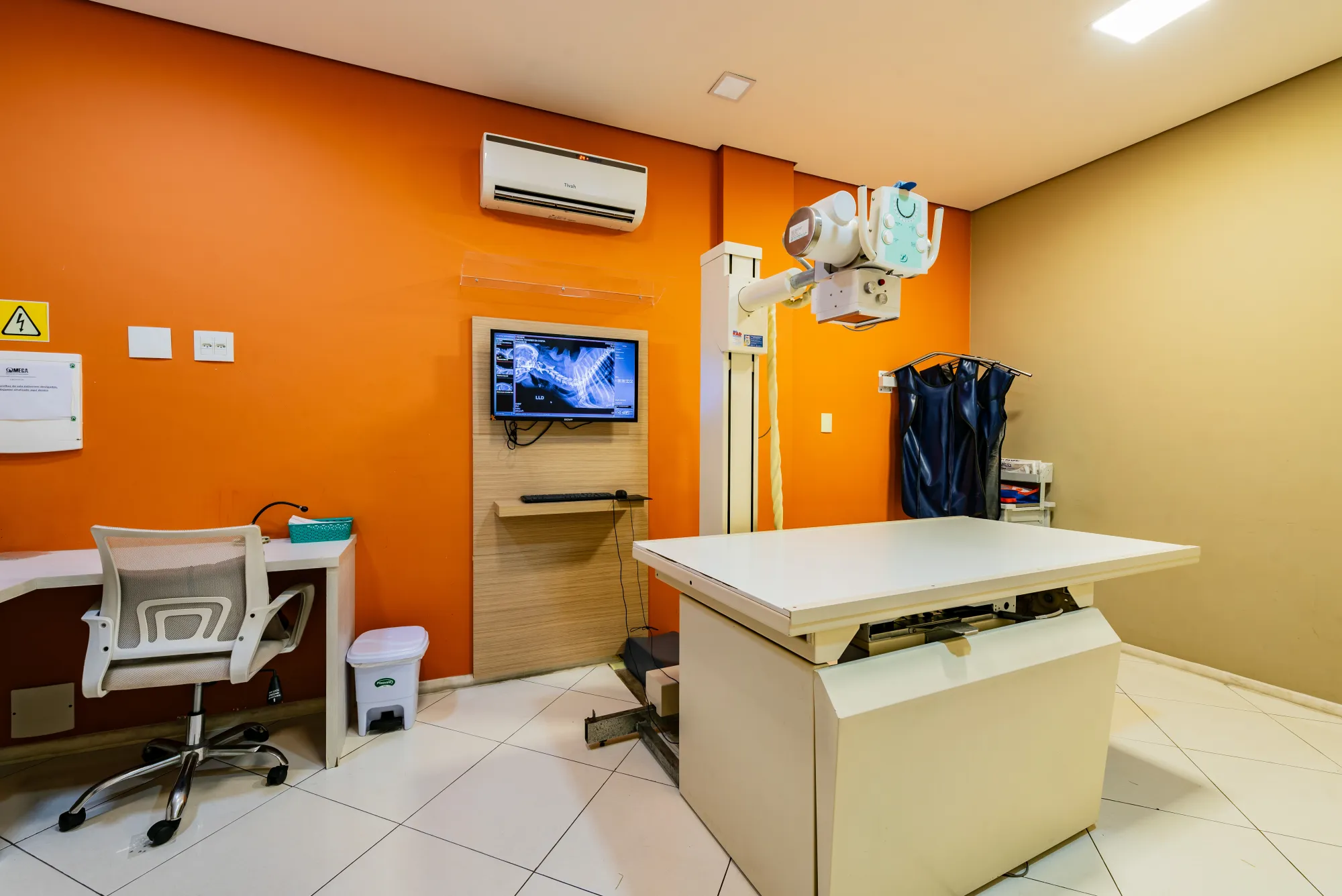 Sala de radiologia digital com equipamento de raio-x