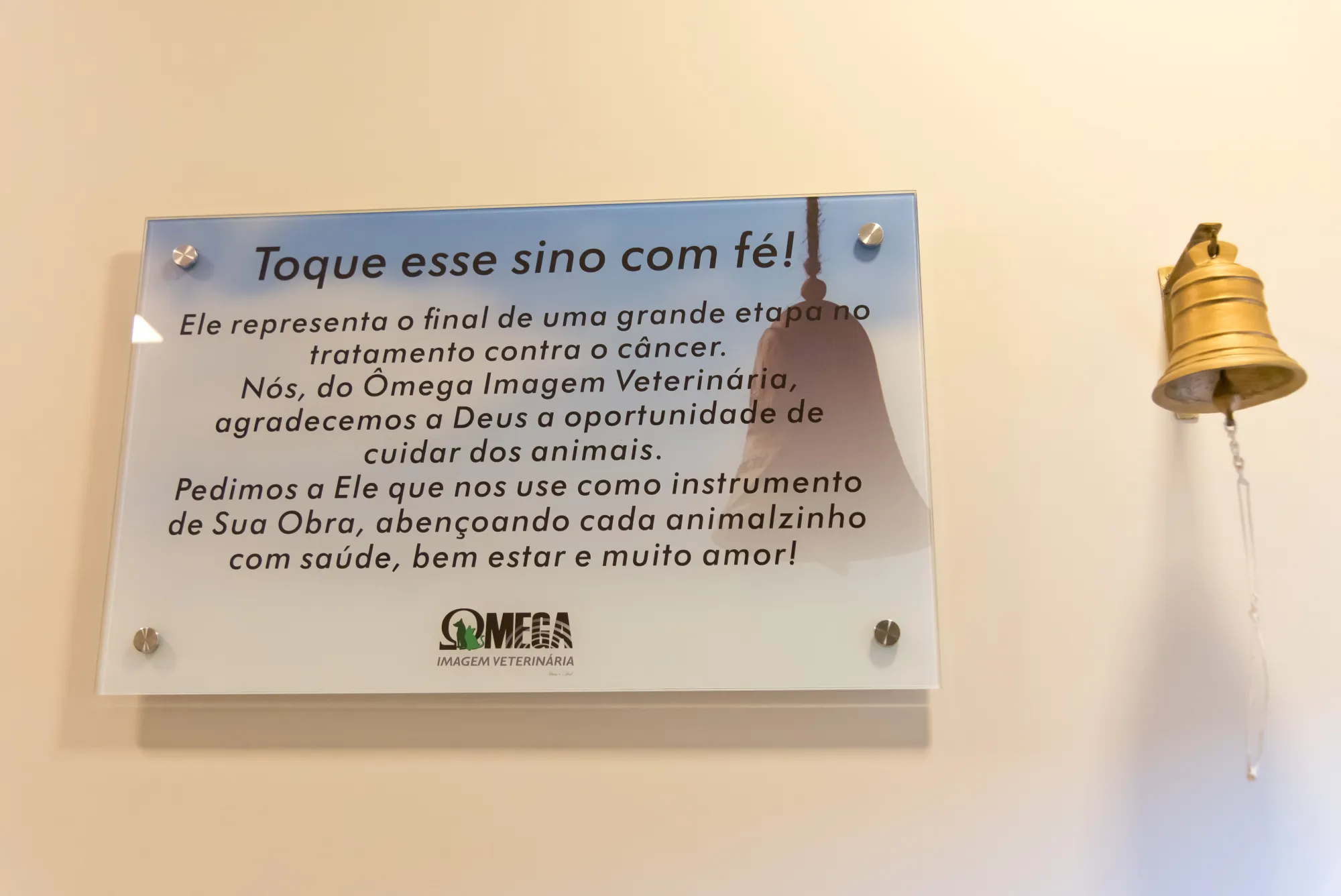 Sino do Ômega com a mensagem 'Toque esse sino com fé'