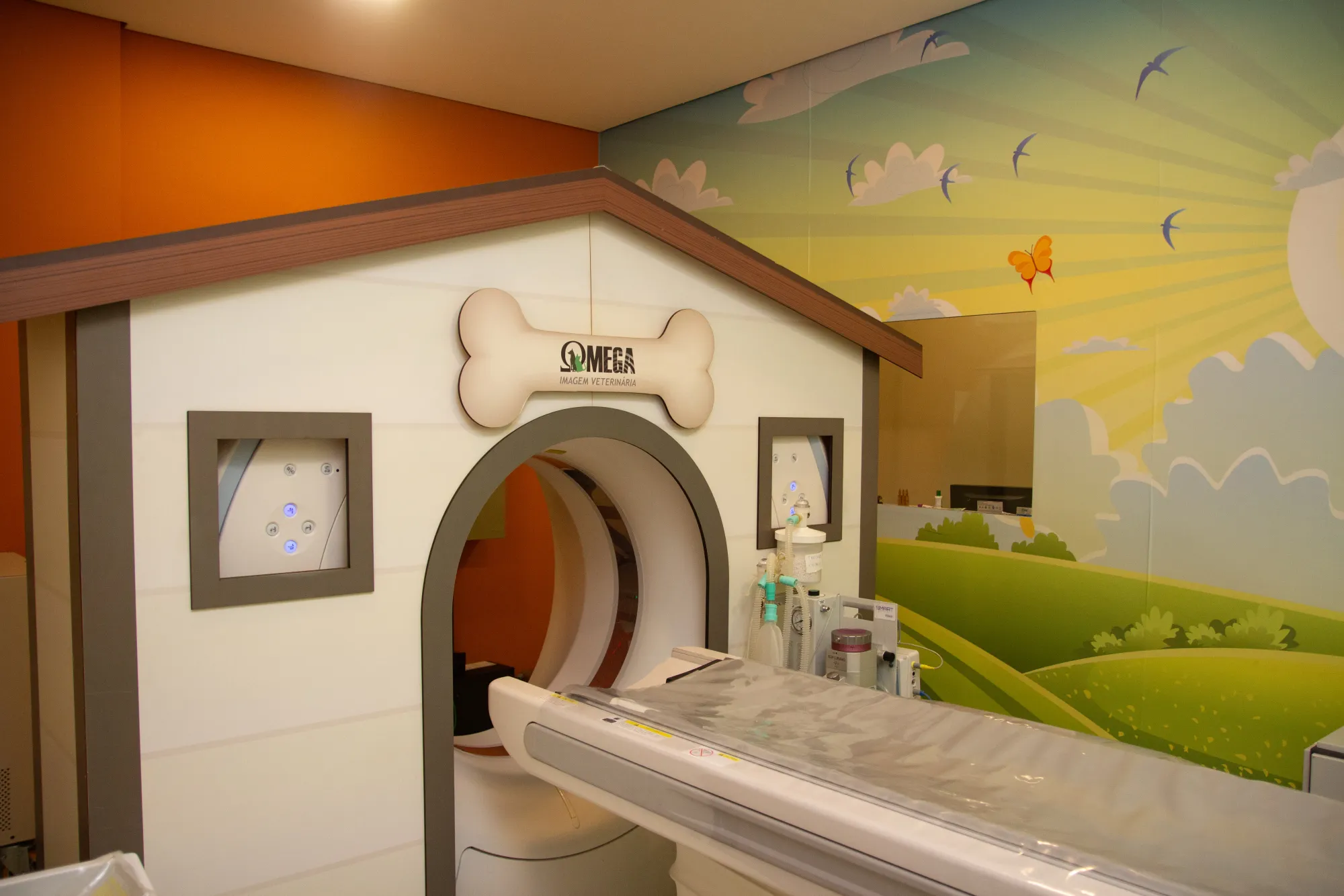 Sala de tomografia computadorizada com revestimento em formato de casinha de cachorro